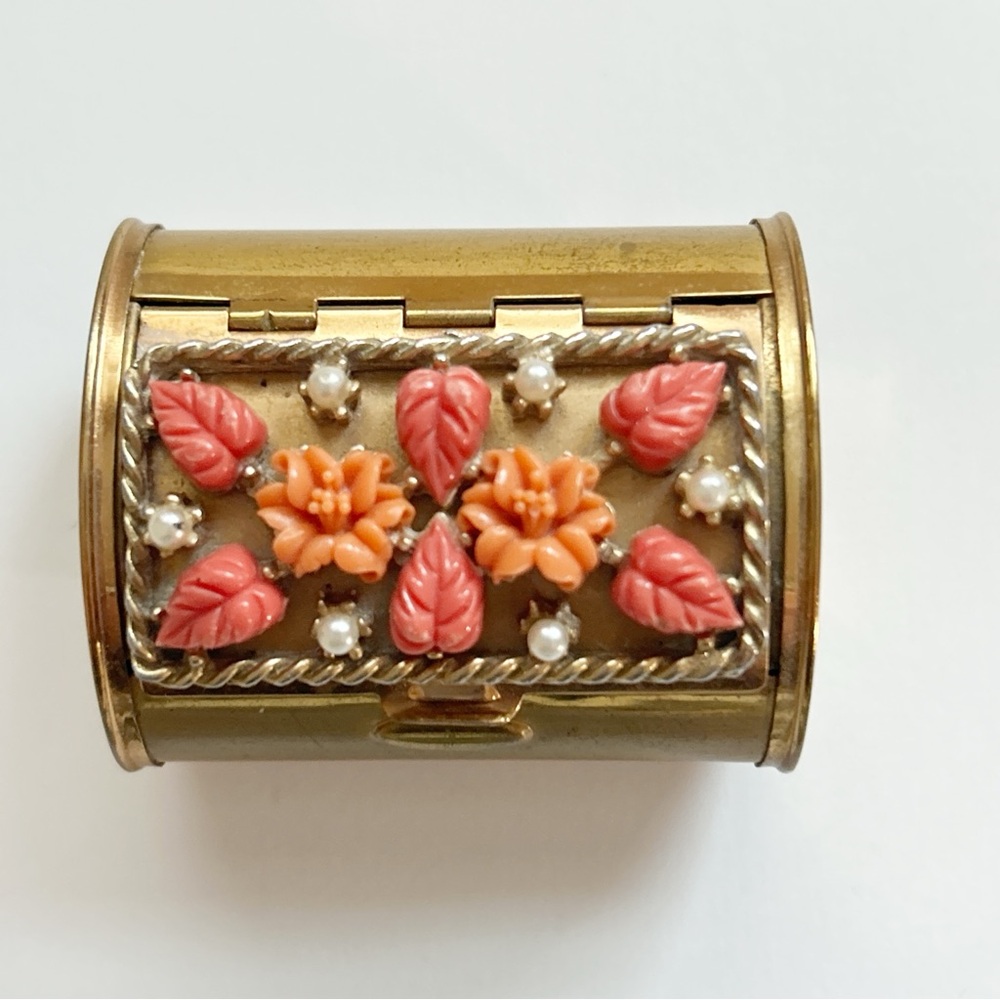 Vintage 1950s K&K Kotlet and Kopit Gold Tone Coral Flowers Faux Pearls Compact